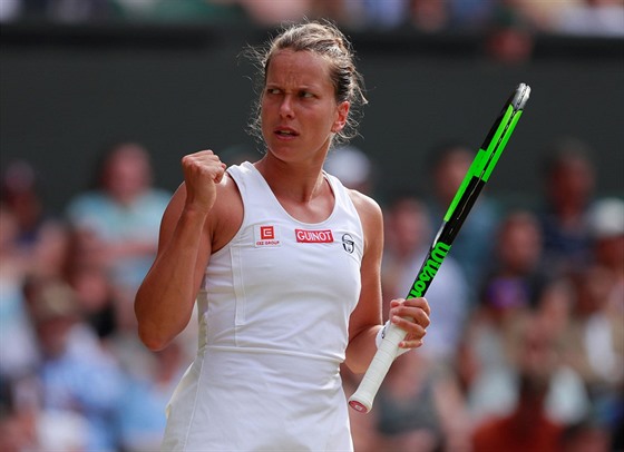 Vítzné gesto Barbory Strýcové ve tvrtfinále Wimbledonu.