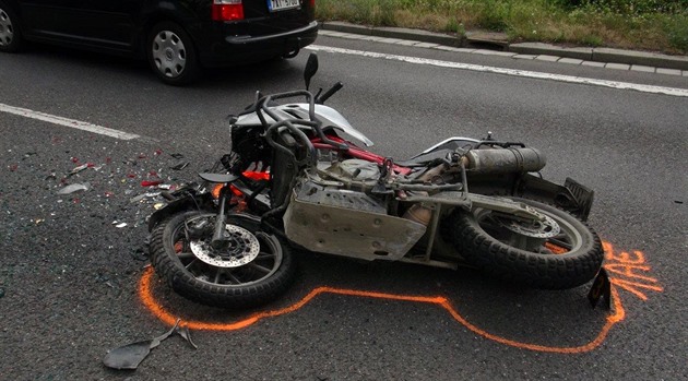 Motorkář byl po srážce zaklíněný pod autem. Záchranáři mu už nedokázali pomoci