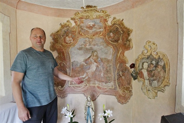 Starosta Pohledu Milan Klement ukazuje fresky v simtanské kapli Panny Marie,...