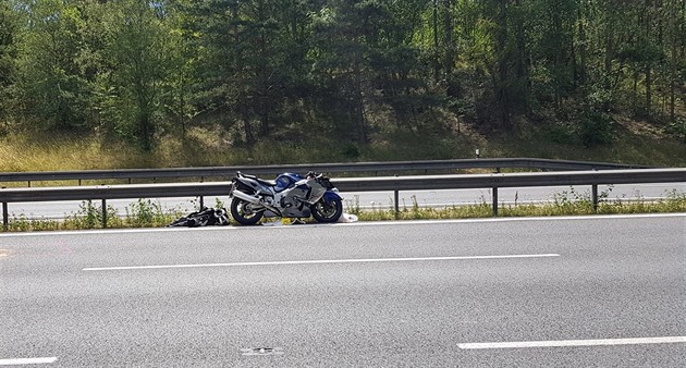 Na D1 směrem na Prahu se srazily tři motorky. Na dálnici ležela pneumatika