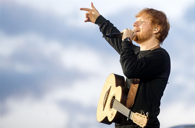 RECENZE: Sheeran má na turné kapelu a podivné pódium. Ale nové hity ne