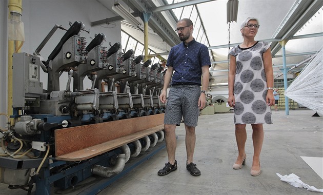 Krom textilních stroj lidé v expozici uvidí prodejnu kravat, odpadní materiál...