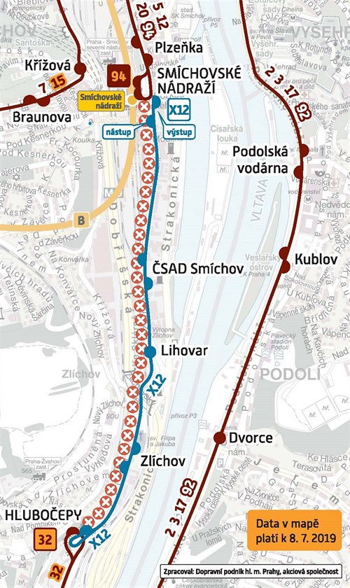 Výluka tramvají u Smíchovského nádraí.