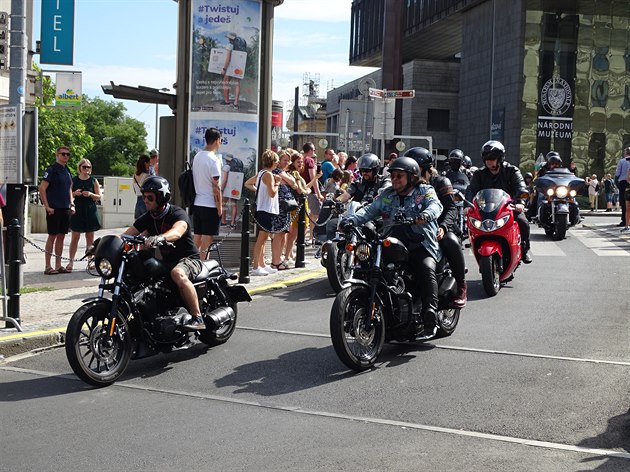 Motocykly Harley Davidson, Spanilá jízda centrem Prahy a doprovodný program -Thajský box, hudební koncerty, sout krásných dívek v Pole Dance Battle, moto kaskadéi i závrený seskok 7 parautist pilákal do Holeovic spoustu návtvník z celého svta