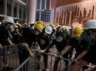 Protestující v Hong Kongu obsadili budovu parlamentu (1. ervence 2019)