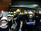 Protestující v Hong Kongu obsadili budovu parlamentu (1. ervence 2019)