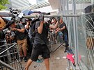 Protestující v Hong Kongu obsadili budovu parlamentu (1. ervence 2019)