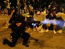 Policie za pouití slzného plynu vyhání demonstranty z parlamentu, který...
