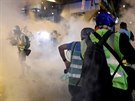 Policie za pouití slzného plynu vyhání demonstranty z parlamentu, který...