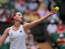 eská tenistka Karolína Plíková podává ve 2. kole Wimbledonu.