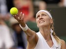 Petra Kvitová podává ve 3. kole Wimbledonu.