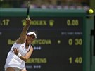eská tenistka Barbora Strýcová podává bhem osmifinále Wimbledonu.