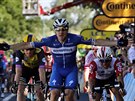 Italský cyklista Elia Viviani slaví první vítzství na Tour de France.