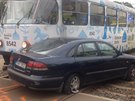 V Hostiva�i se srazilo auto s tramvaj�, nehoda na des�tky minut zkomplikovala...