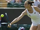 Karolína Plíková zasahuje u sít v prvním kole Wimbledonu.