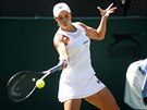 Australanka Ashleigh Bartyová hraje forhend ve druhém kole Wimbledonu.