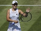 Australanka Ashleigh Bartyová se raduje z postupu do tetího kola Wimbledonu.