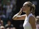 Petra Kvitová posílá do hledit polibek po postupu do tetího kola Wimbledonu.