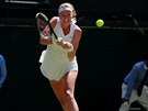 Petra Kvitová hraje bekhend ve druhém kole Wimbledonu.