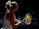 Kateina Siniaková hraje bekhend ve druhém kole Wimbledonu.