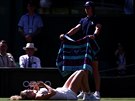 Kateina Siniaková ve snaze dobhnou míek ve druhém kole Wimbledonu skonila...