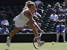 Kateina Siniaková dobíhá míek ve druhém kole Wimbledonu.