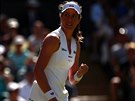 Britka Johanna Kontaová se povzbuzuje ve druhém kole Wimbledonu.