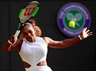 Amerianka Serena Williamsová hraje forhend ve druhém kole Wimbledonu.