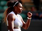Amerianka Serena Williams se povzbuzuje ve druhém kole Wimbledonu.