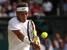 panl Rafael Nadal se soustedí na bekhend ve druhém kole Wimbledonu.