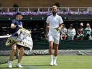 Francouz Benoit Paire bhem zápasu tetího kola Wimbledonu proti Jiímu...