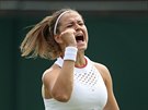 Karolína Muchová se raduje z postupu do osmifinále Wimbledonu.