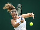 Karolína Muchová odvrací balon bhem zápasu tetího kola Wimbledonu proti...