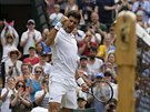 Srb Novak Djokovi se raduje z postupu do osmifinále Wimbledonu.