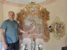 Starosta Pohledu Milan Klement ukazuje fresky v simtansk kapli Panny Marie,...