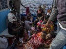 Migranti odpoívající na lodi, která míí na italský ostrov Lampedusa. (30....