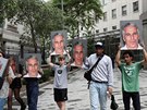 Demonstranti drící podobizny Jeffreyho Epsteina ekají na výsledek stání s...