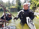 David Vondráek a Václav Gabriel (vpravo) se pokusí strávit pod vodou celý...