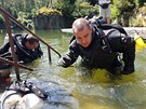 David Vondr�ek a V�clav Gabriel (vpravo) se pokus� str�vit pod vodou cel�...