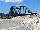 V Plzni pesouvají nový tramvajový most nad dálniním pivadem