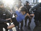 Izraelská policie v Tel Avivu zatýká enu, která pila na protest meniny...