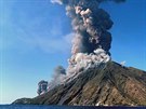 Italská sopka Stromboli zaala chrlit dým a lávu. (3. ervence 2019)