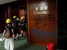 Protestující v Hong Kongu obsadili budovu parlamentu. (1. ervence 2019)