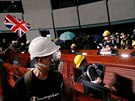 Protestující v Hong Kongu obsadili budovu parlamentu. Niili portréty politik...