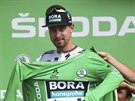 ZELENOU MÁ NEJRADI. Peter Sagan se obléká do zeleného dresu lídra bodovací...