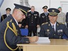 Plukovnk Rudolf Straka (vlevo) je novm velitelem nm욝sk leteck zkladny....