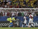 Brazilec Everton  skóruje ve finále jihoamerického ampionátu proti Peru.