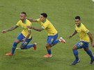 Brazilci Everton, (vlevo), Phlippe Coutinho a Roberto Firmino slaví gól ve...