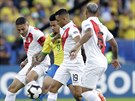 Brazilec Gabriel Jesus se ve finále jihoamerického ampionátu snaí pelstít...