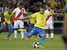 Brazilec Richarlison kope penaltu ve finále jihoamerického ampionátu proti...